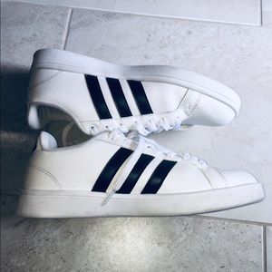 Adidas 8.5 Woman’s Advantage Sneakers w/Cloudfoam